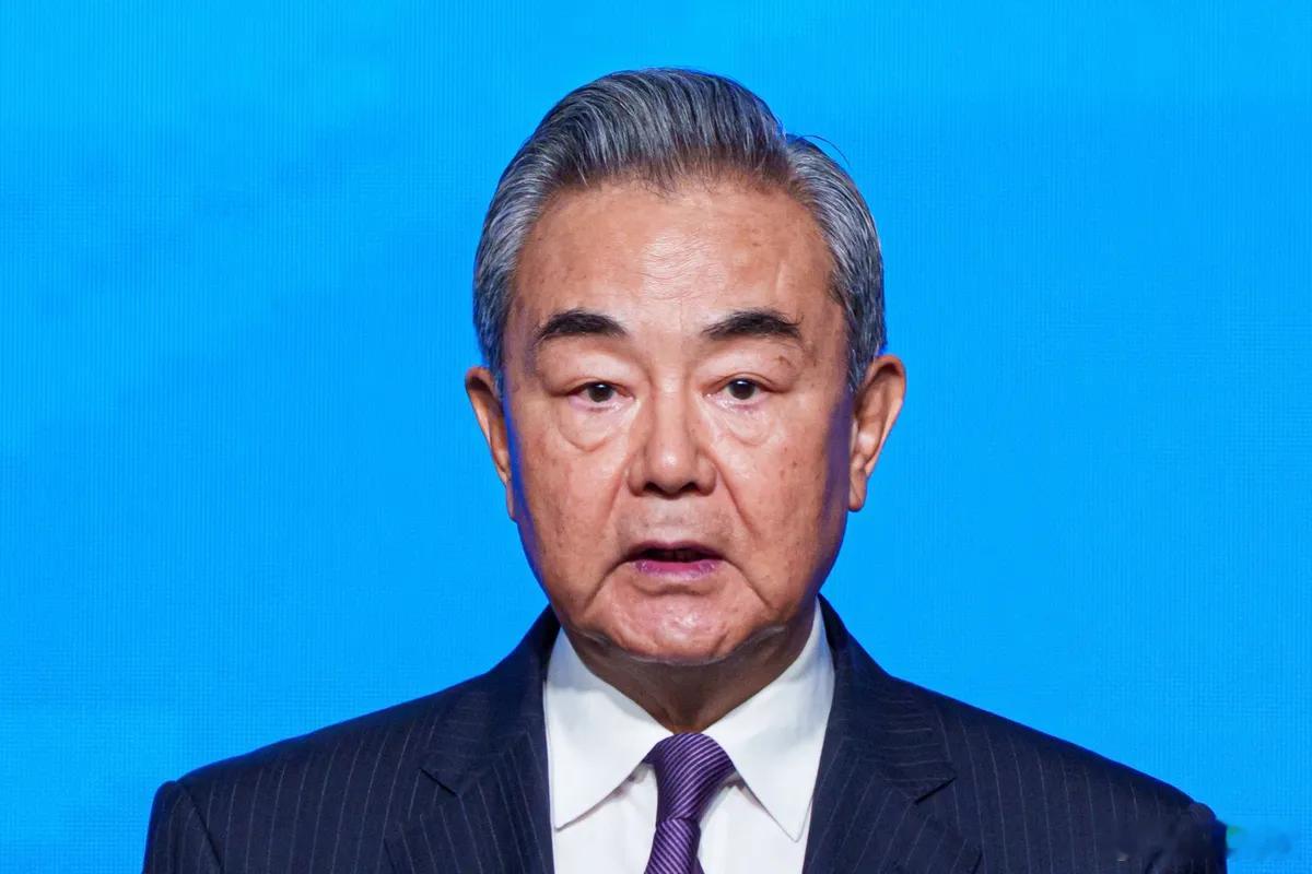 美国驻华大使庞德伟连续发文向中国送来慰问，并且一次是用英文，一次是用中文。 ​​