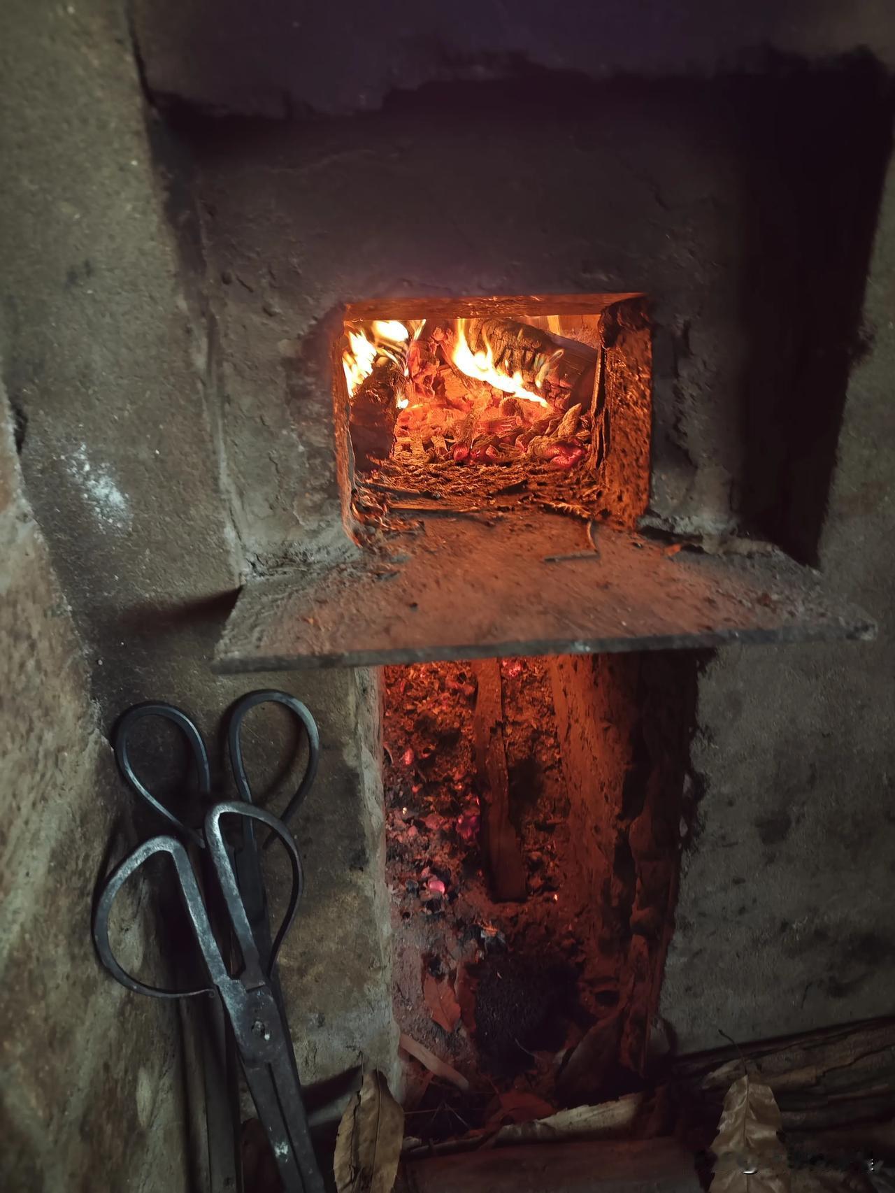 今天是烧火丫头
第一次烧火，感觉还挺好
这里是四川巴中通江县，有北方朋友知道这个