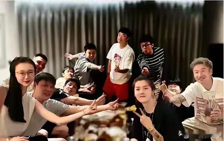 鹿晗朋友圈的年龄跨度也忒大了吧？过个生日，看看都谁去了？69年的范志毅携妻子，7