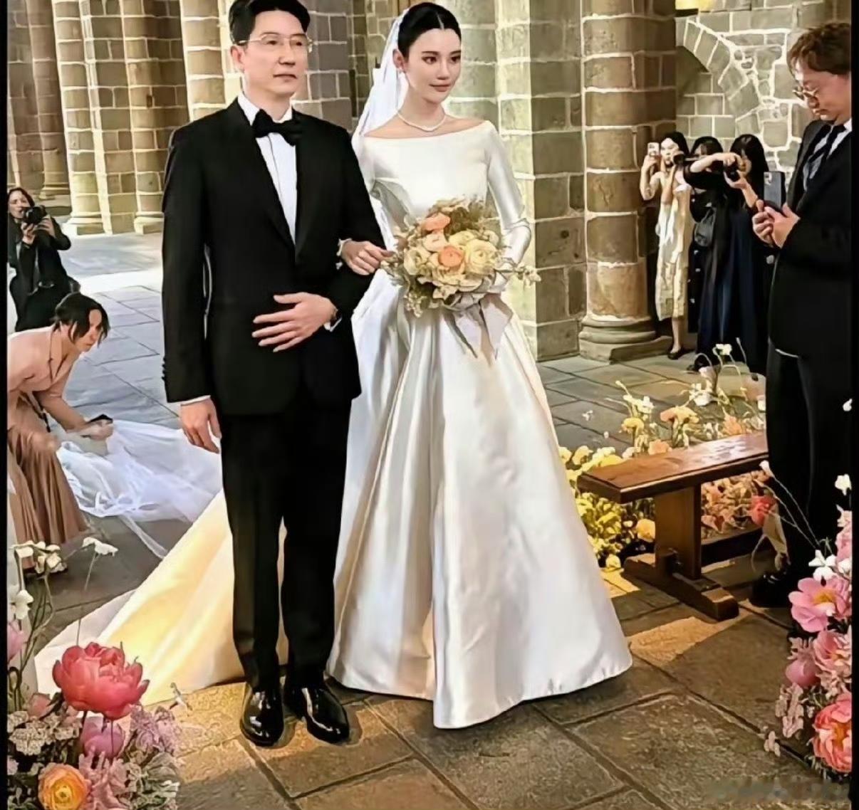 我不羡慕奚梦瑶的婚纱有多贵，
我也不羡慕她的婆家有多有钱，
当看到奚梦瑶挽着爸爸