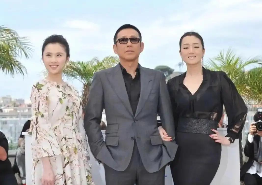 陈道明、巩俐这两位搭档同框，简直是王炸组合！在电影里扮演一家三口，那画面想想都带