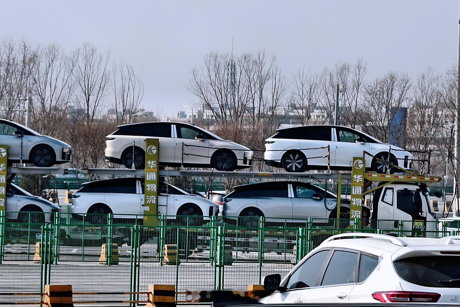 进京方向服务区装满理想i6 的拖车。琢磨了一下，这车确实不是北京工厂造的随手拍 