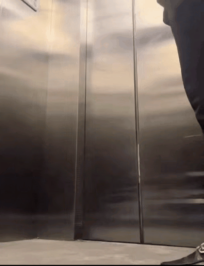 如今手机俨然成了身体的一部分，须臾离不了。病人、护理人员都是如饥似渴看手机，这不