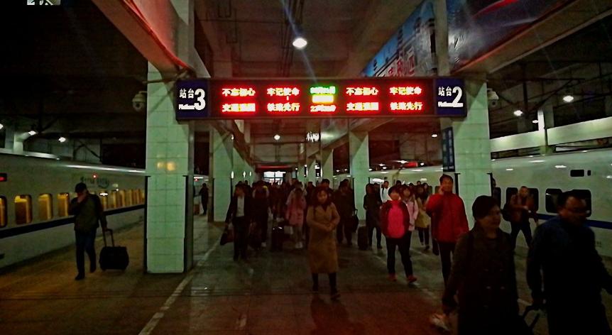 12年前，父亲在成都火车站接济了一个“落魄小年轻”，请他吃了个饭，还给了500块