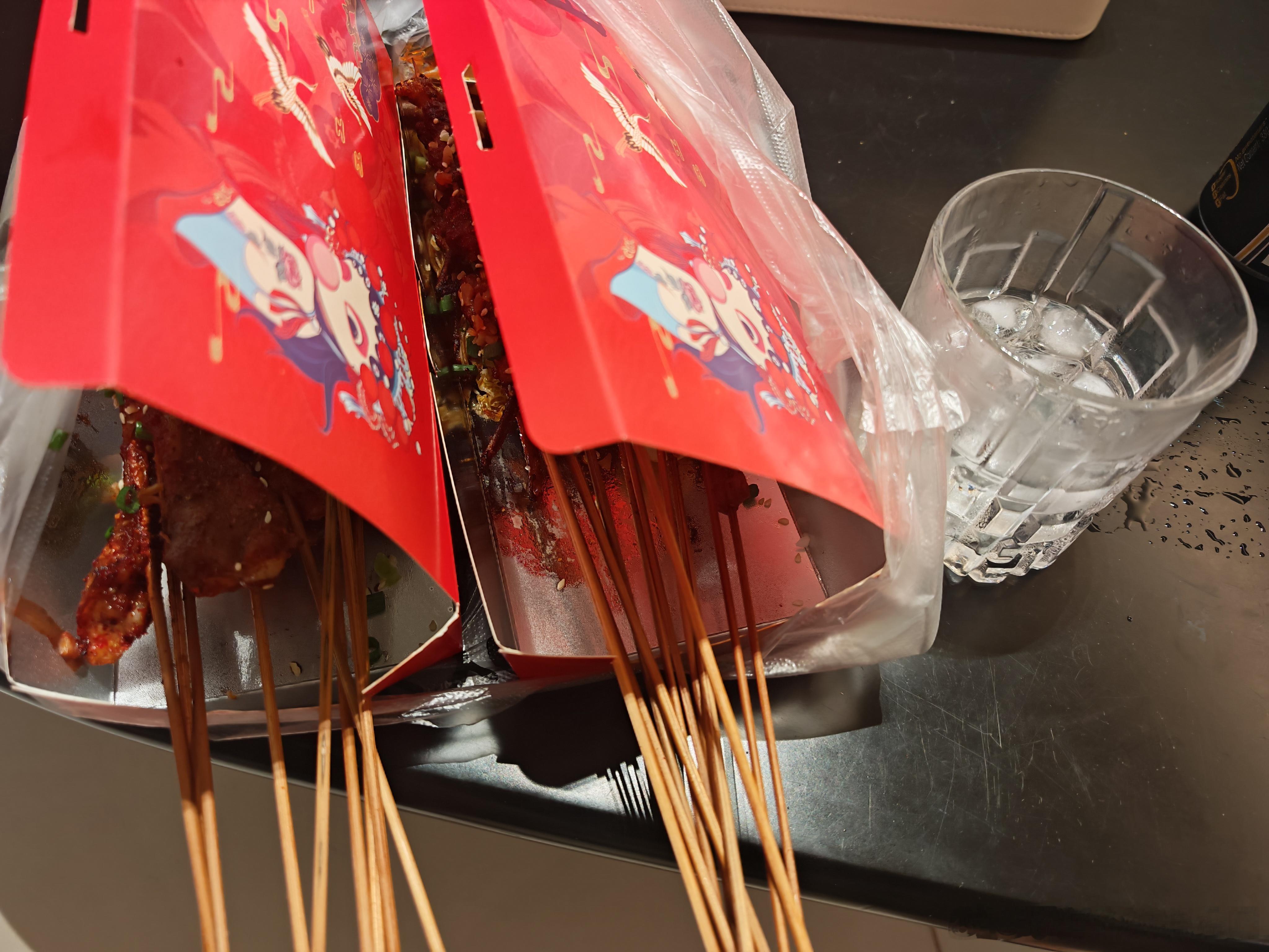 女儿放暑假不在家的第二天，思念成愁，只有借酒消愁了。酒是我的，小龙虾是叨嫂的，只