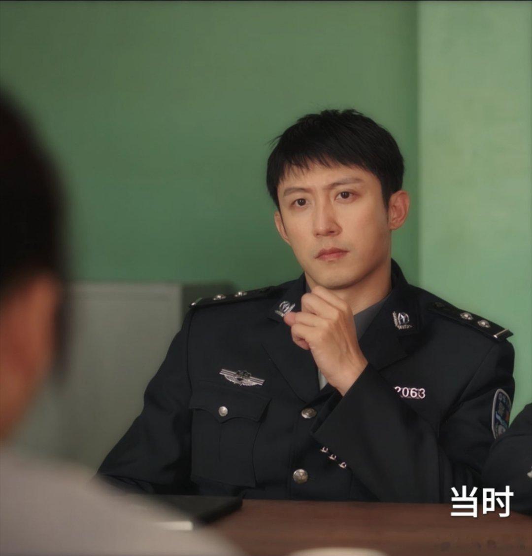 罚罪2黄景瑜秦枫黄景瑜罚罪2黄景瑜制服 第3集开头，解锁99式警服铁灰色衬衫，佩