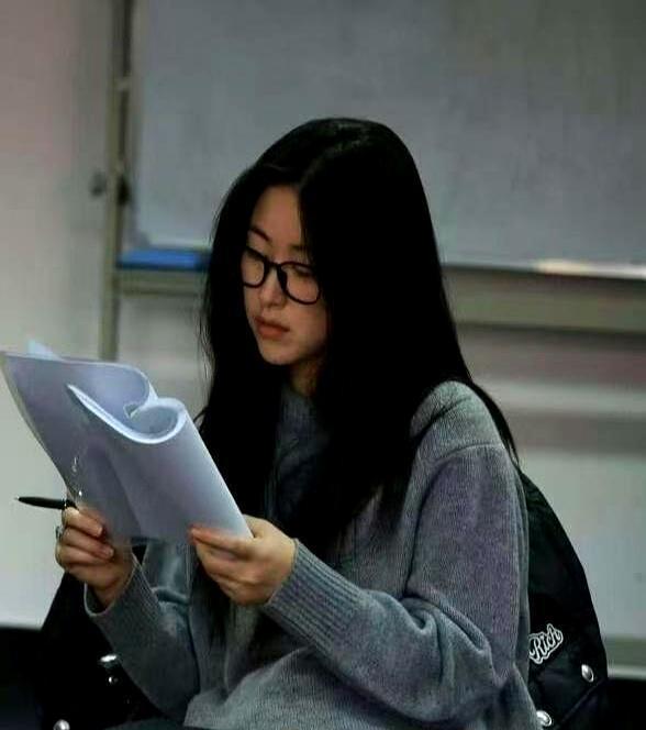 她穿“奶奶灰”被群嘲邋遢，转头却在米兰拿下年度设计师奖。
时尚圈的规则，和你看的