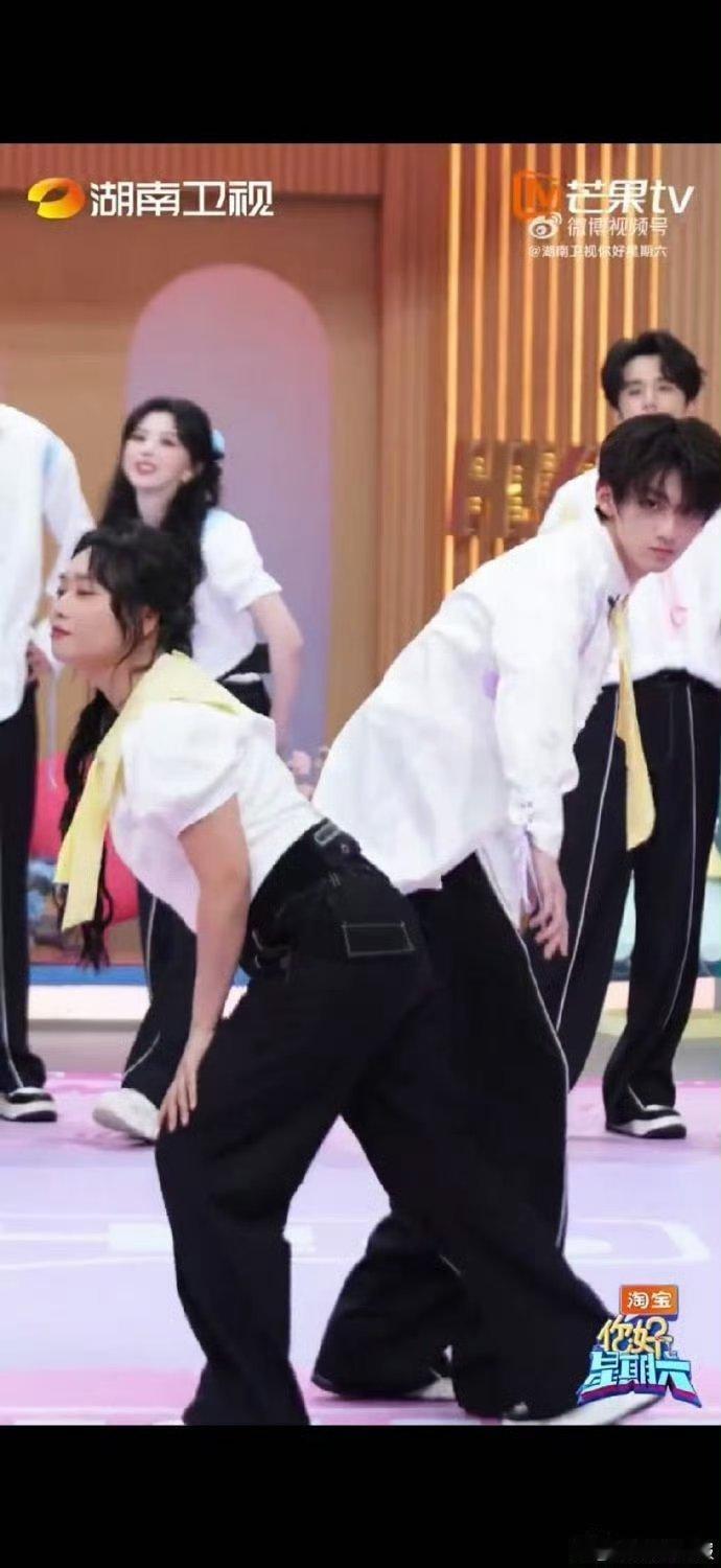 李雪琴赖伟明姐弟双人舞好反差 一句如果不行那就是我的问题，赖伟明把温柔与担当刻进