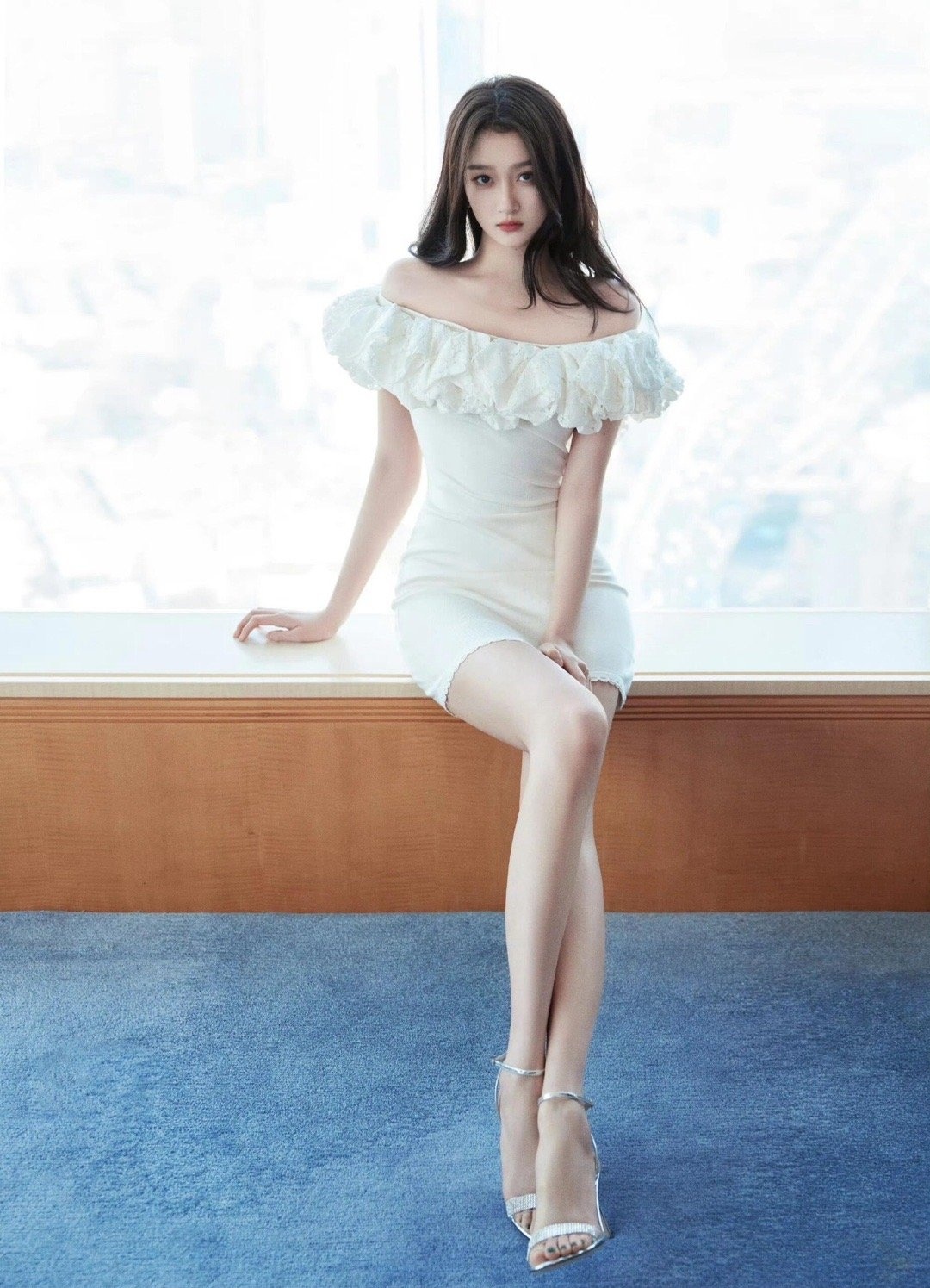 关晓彤的腿能不能分我一点 关晓彤这腿真的属于公开处刑级别的好看，站在人群里直接自