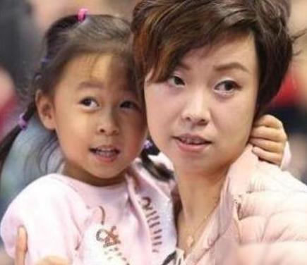她是世界乒乓球冠军嫁给了48岁身价300亿的香港富豪徐威。结果被八卦狗仔拍到走路
