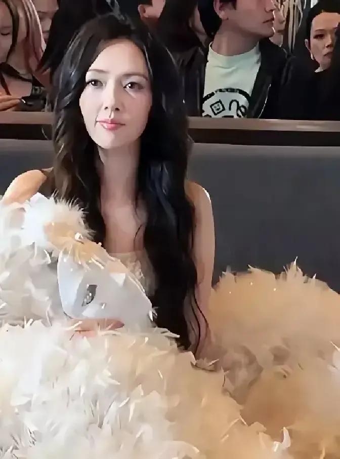 郭碧婷把头发留到锁骨以下，风一吹就盖住半张脸。
照片里她低头牵女儿，碎发正好挡住