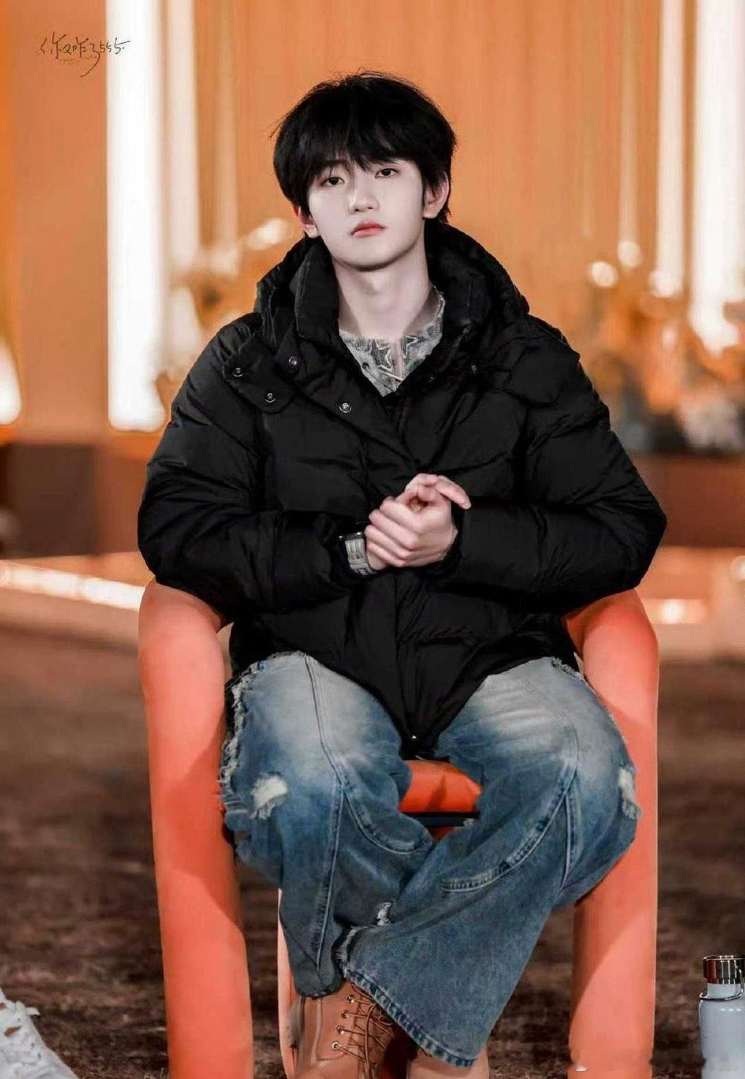 恩仔主打一个又勇又怂！跳张艺兴版《大花轿》耳朵红透，下台找不着座位也太可爱了吧?