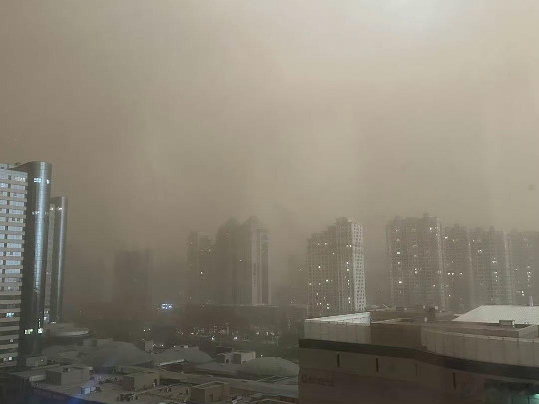 哈尔滨也逃不过沙尘暴了吗？😷 今天热搜第一，看来这次沙尘暴真的不小。以前总觉得