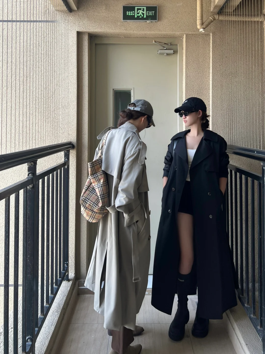 我们俩这高个子！怎能不爱风衣！