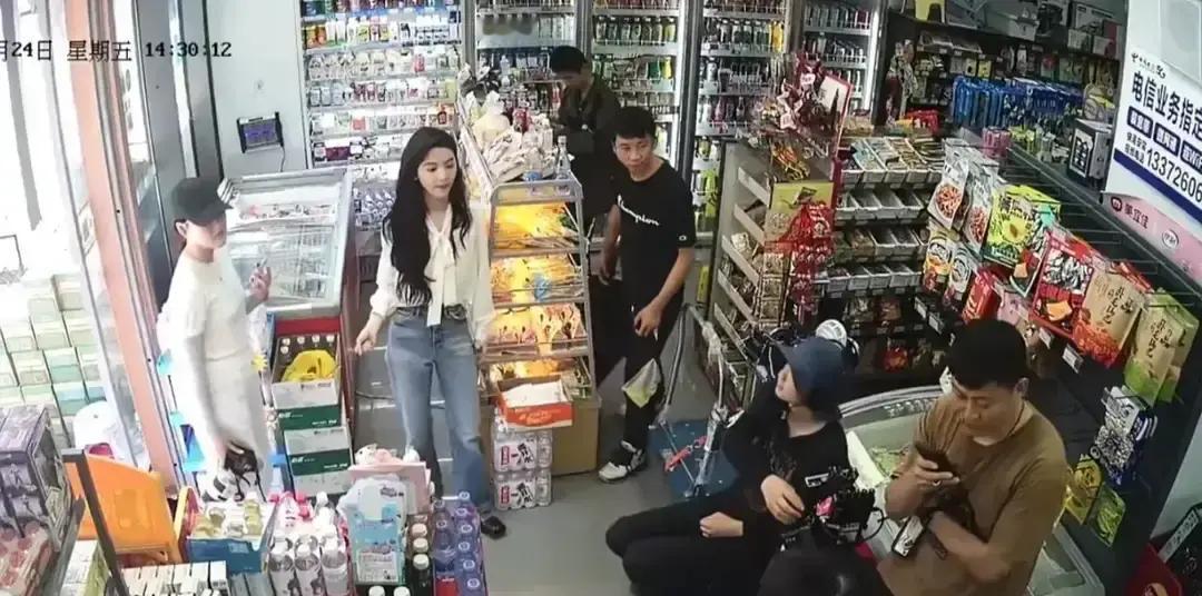 在杭州被路人逮个正着的章若楠，没滤镜没打光，皮肤照样能打，就是普通人该有的肤色不