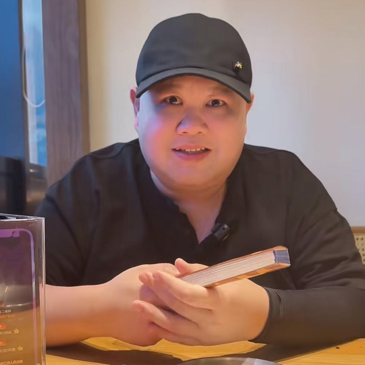孙越发了一段视频，被说是炫富，怎么回事呢？闲暇无事，在家品茶，欣赏一下自己的折扇