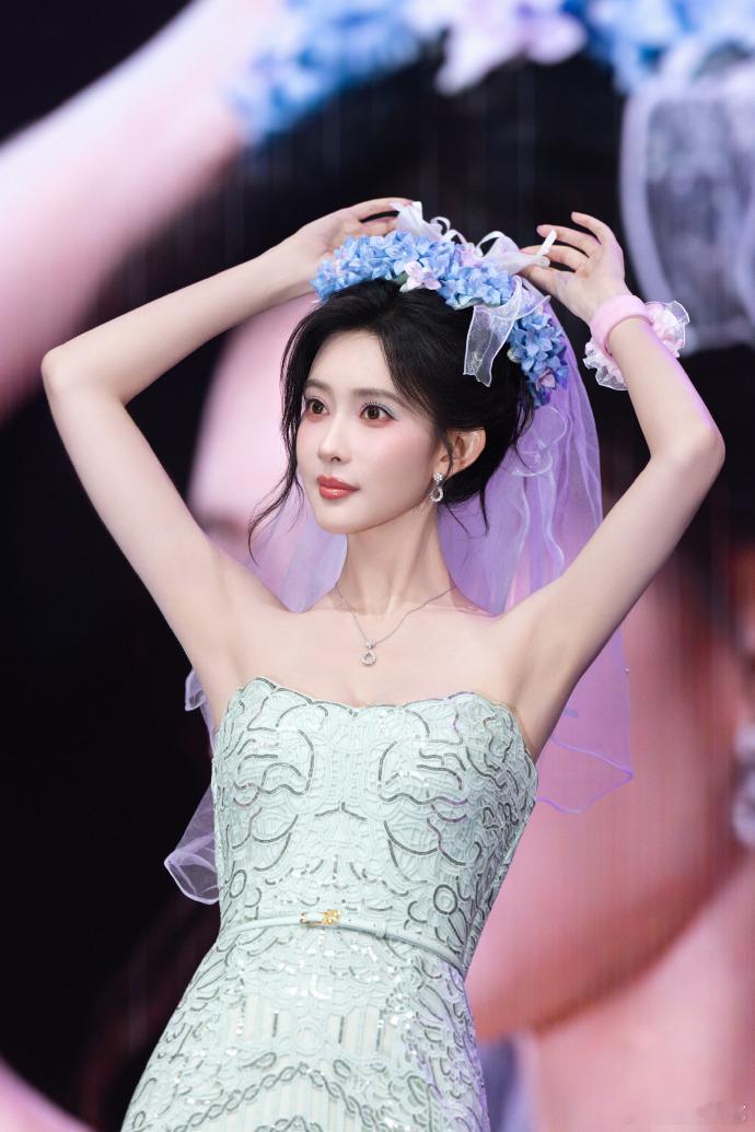 孟子义蓝粉色眼影孟子义人鱼姬眼妆眼眸点缀蓝粉色眼影闪片，化身氛围感人鱼姬，妆容精