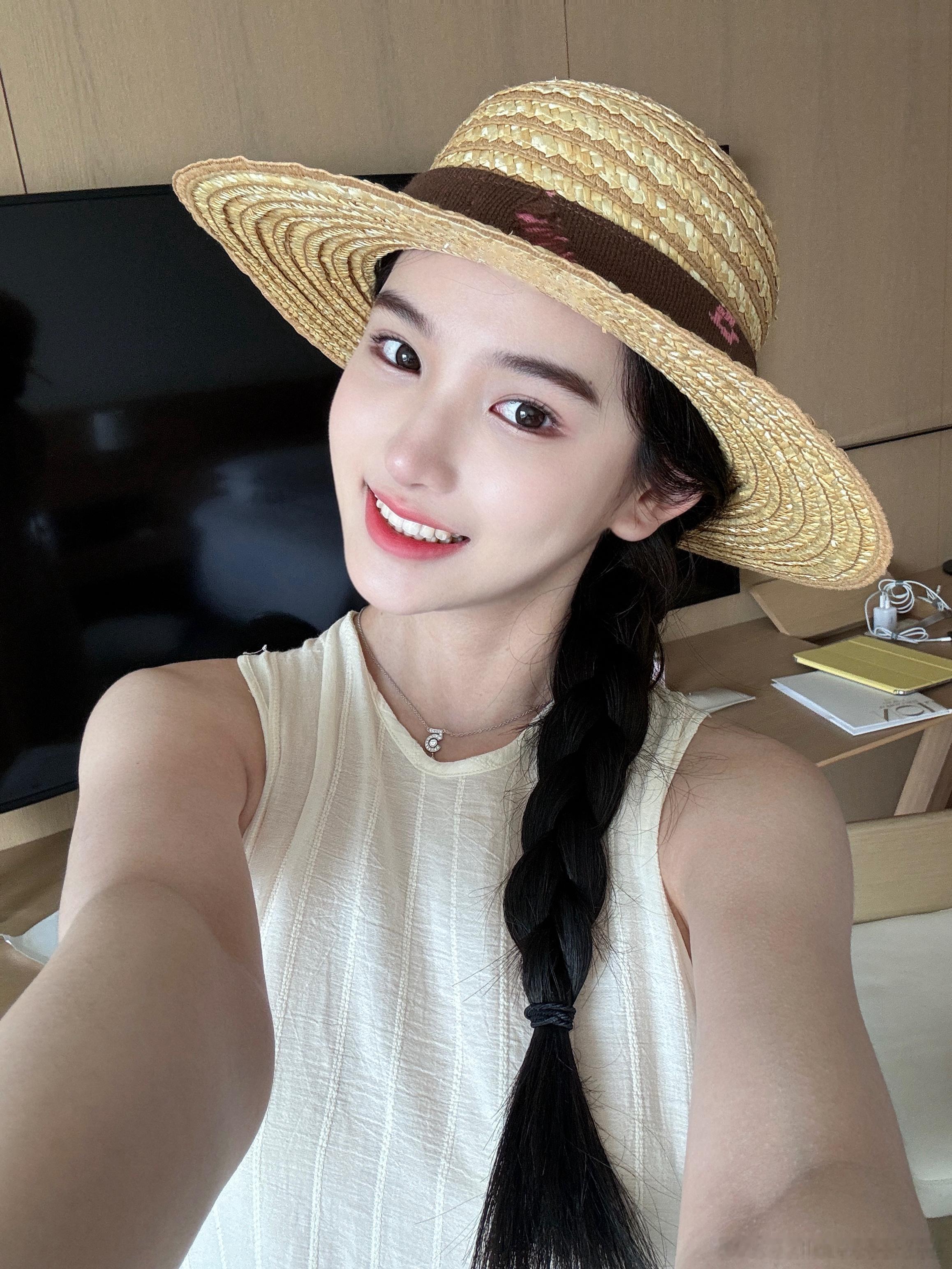 草帽女孩☀️🎧🍹  ​​​