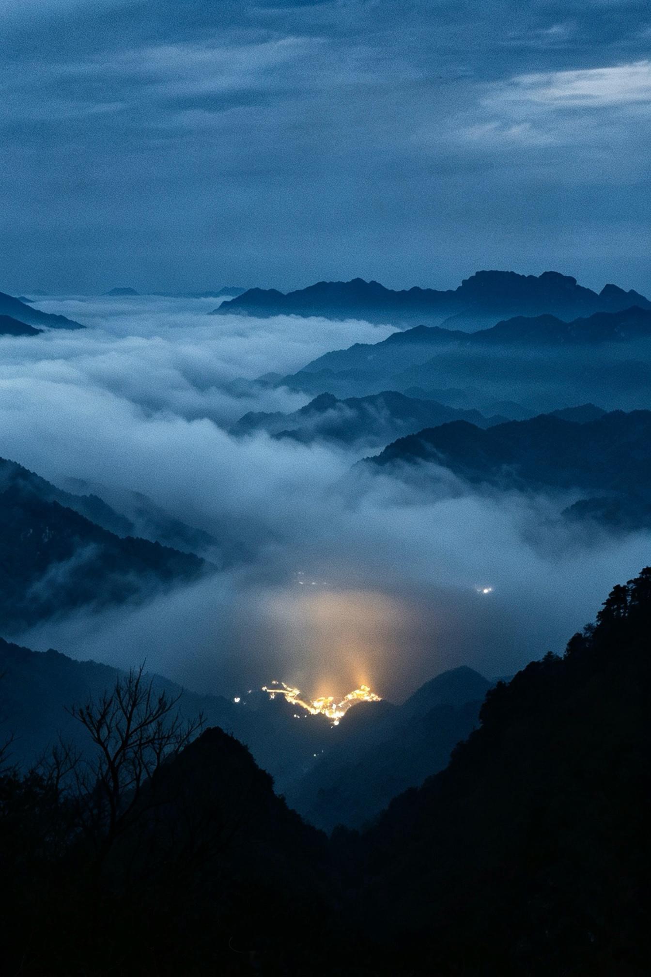 ⛰️一场灰蓝调的秘境奇遇✨下午进武当山，一路向上爬到晚上8点。那天天气阴沉，原本
