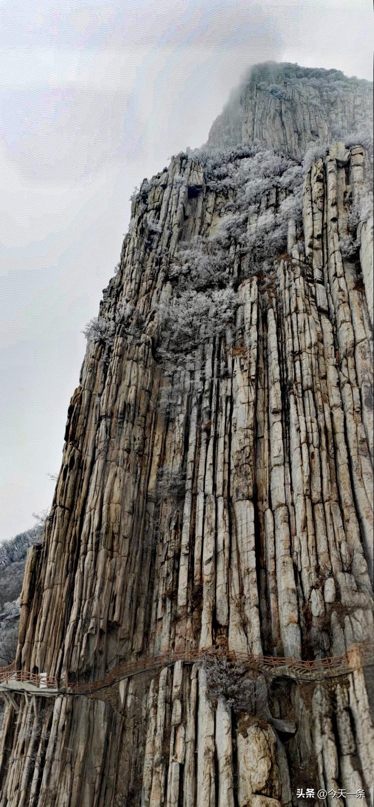 《嵩山颂》[送自己一朵花]
 夫天地设险，五岳分镇，而嵩岳处天地之中，雄峙中州，