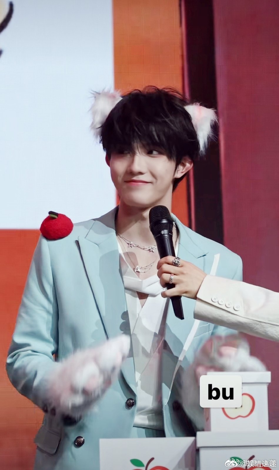 苏新皓说苹果不是无聊的水果苏新皓也太宠苹果了吧，专门买小冰箱，还说它一点不无聊 