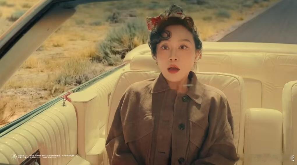 闫妮微醺玛丽猫 闫妮微醺玛丽猫造型美翻全场！复古丝巾锁死松弛感，波浪卷配印花发带