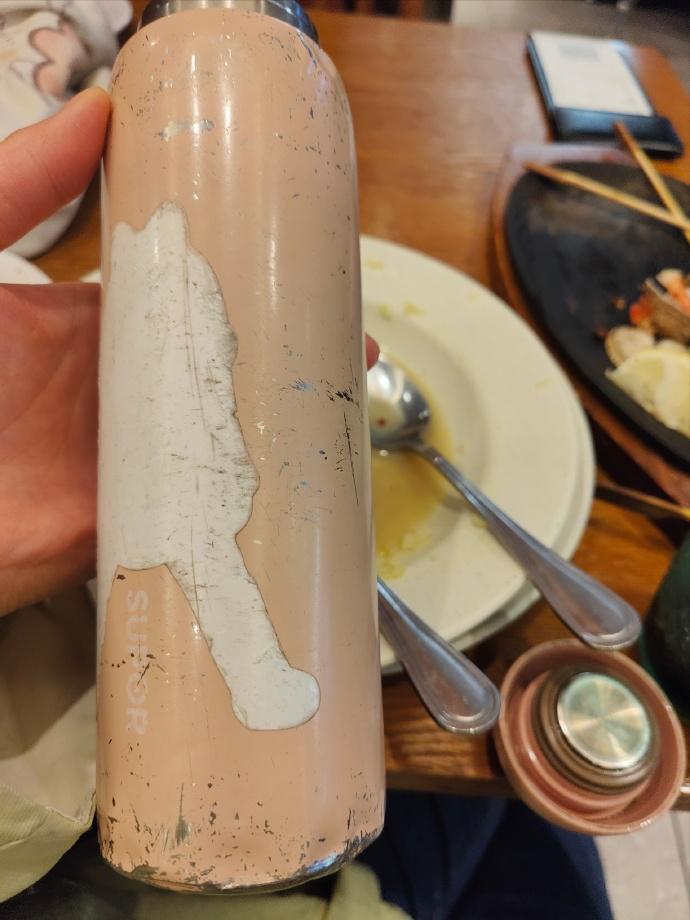 我这保温杯跟了我快四年了，外壳早就被我摔得坑坑洼洼，颜值基本为零。说实话，有时候