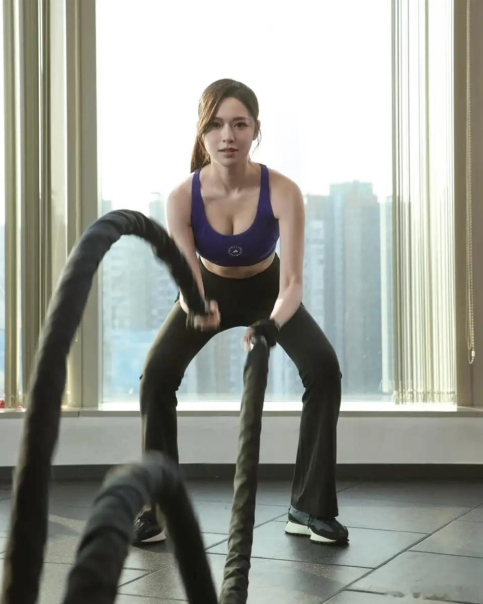 馮盈盈晒弗爆健身照.其實要保持完美身材絕不可以要偷惰，馮盈盈接受tvb.com訪