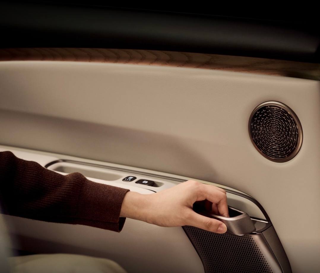 理想L9Livis内饰终于开窍了，门板上木纹真的好看～ 