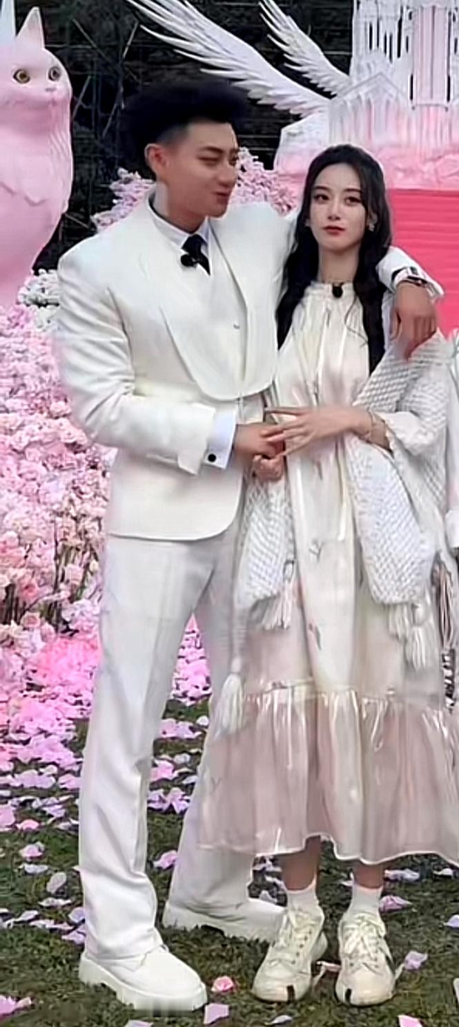 #黄子韬求婚徐艺洋#宽松裙+平底鞋= 懂的都懂 [doge]徐艺洋这状态莫不是怀