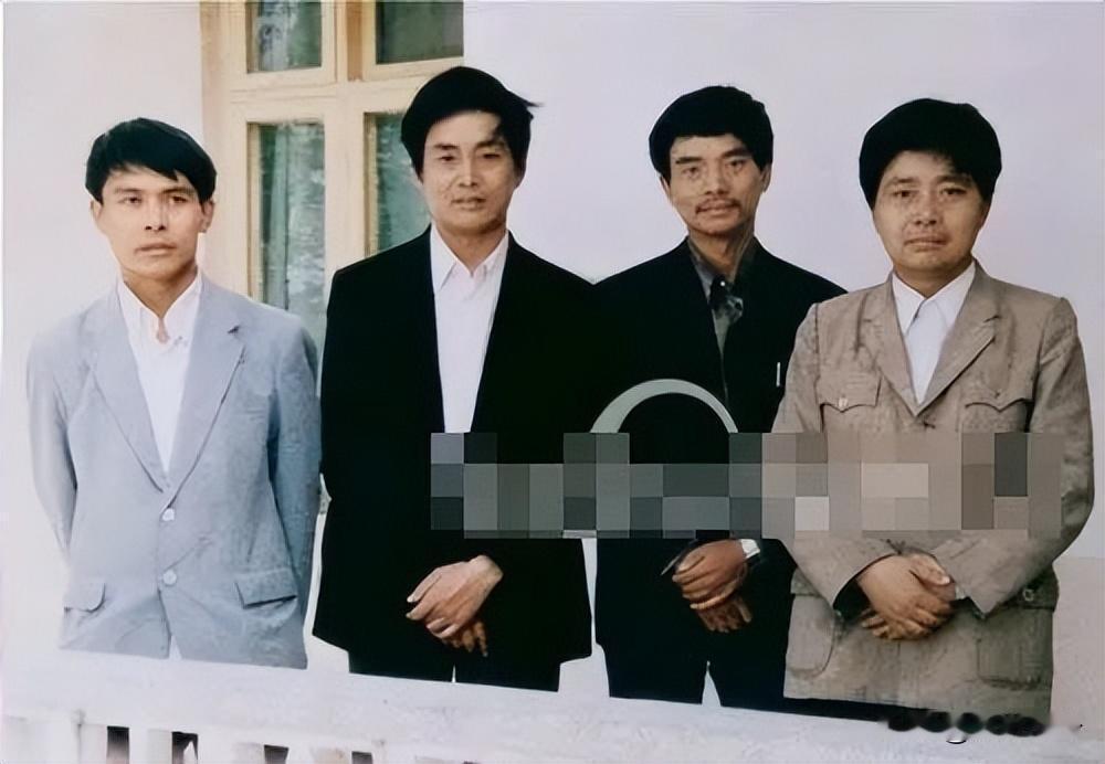 生了4个儿子，但都生在了远近闻名的穷村子里，可怜天下父母心，因太穷，为了孩子能吃
