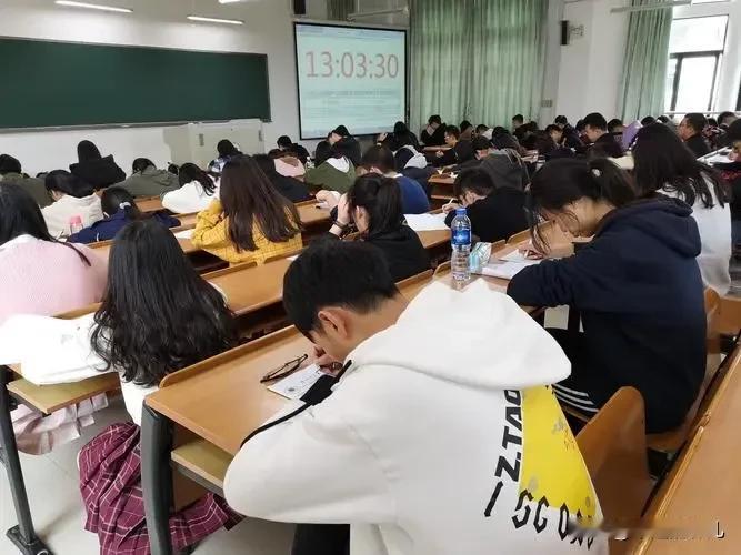 想给孩子改下名字，
因为我家是两个女儿，就我和我妹妹，所以当时起名字的时候给我姑