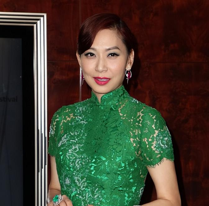 [微风]1982年，赌王何鸿燊与周大福老板郑裕彤，同时看上19岁的邝美云。何鸿燊