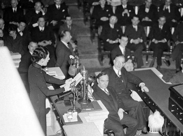 1943年2月18日，美国华盛顿的众议院座无虚席。宋美龄作为中国委员长的夫人，是