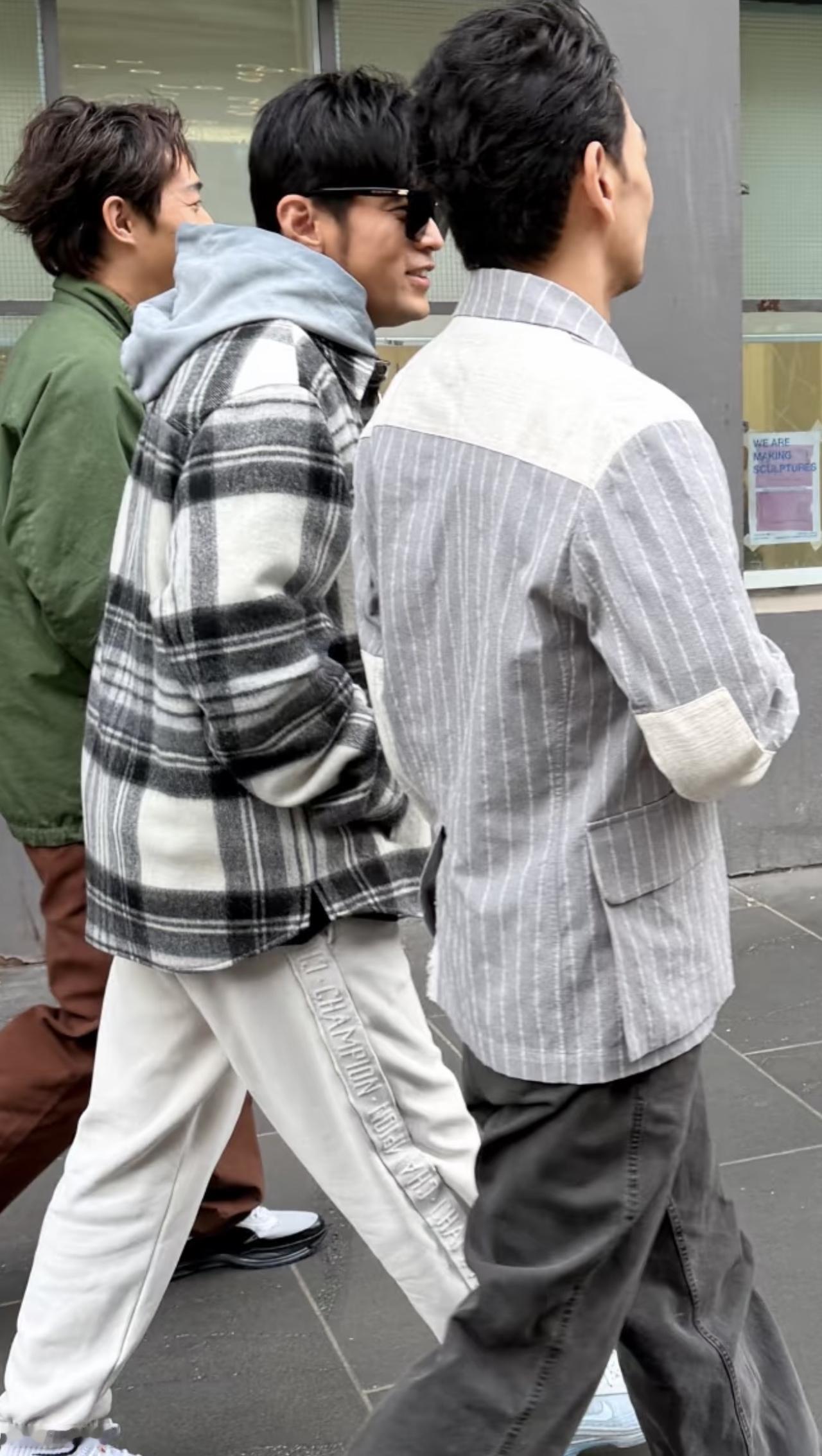 周杰伦被传有私生子后首次露面，完全没有受影响，说说笑笑很欢乐，心情看着很好。
