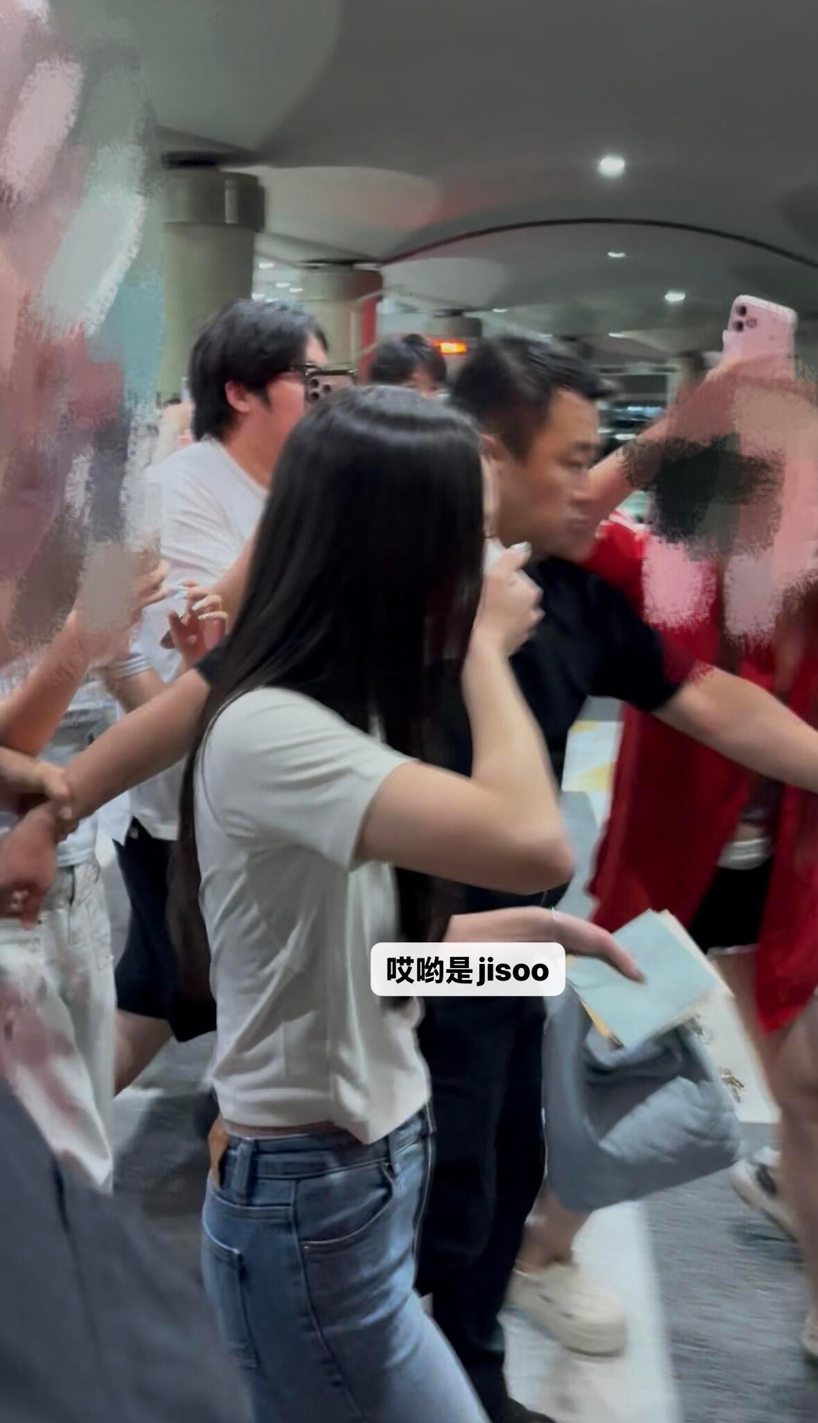 kimjisoo  姐姐到达仁川机场金智秀 cr见水印 