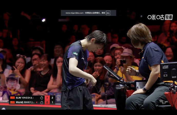 王曼昱球衣脱线WTT新加坡大满贯女单决赛，孙颖莎对阵王曼昱。王曼昱球衣出现脱线的