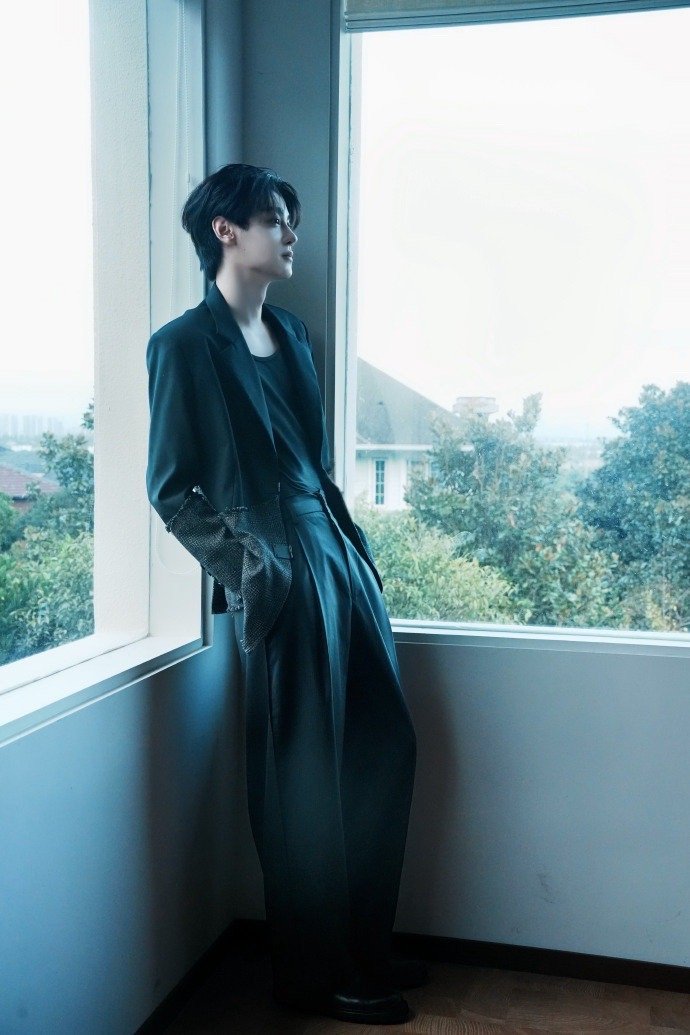 田栩宁说看山看我田栩宁好薄 田栩宁说看山看我，田栩宁好薄啊，这个侧身照真的是薄薄