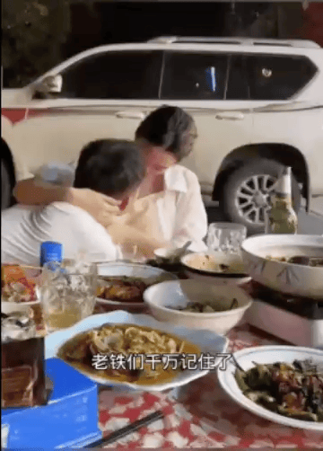 男女同学聚餐谈起了学生时代的往事，两人在酒桌上都喝多了，情不自禁地说着悄悄话，表