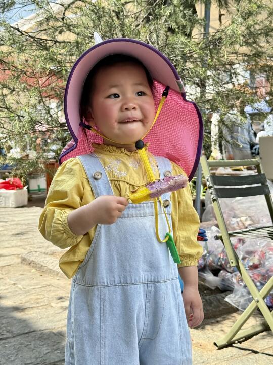 在大理去三月街赶集的小朋友 主打一个“吃”