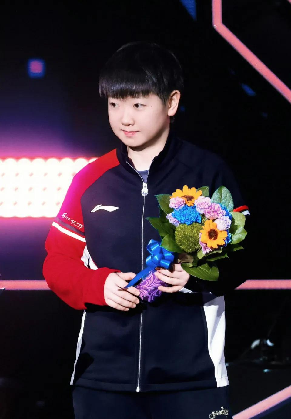 什么是超级明星？
记者问孙颖莎：“你是不是超级明星？”
莎莎笑了：“谈不上。”