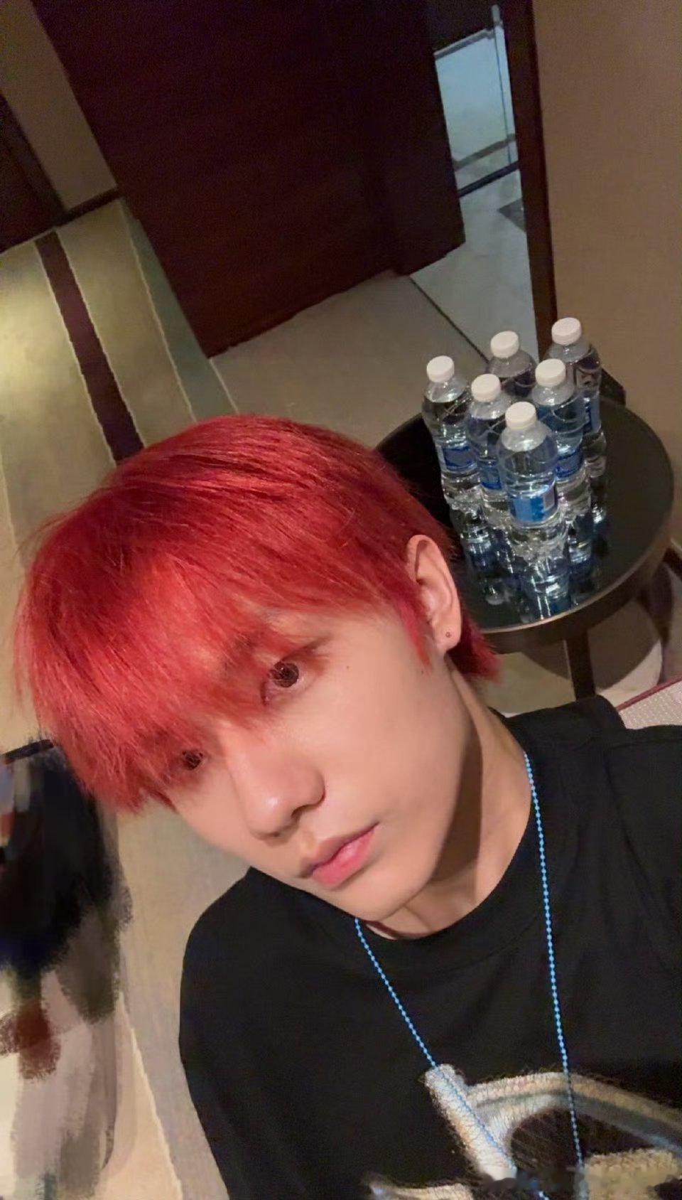 谁懂啊！张子墨红黑框眼镜的鲨伤力，明艳又张扬，颜值直接开挂张子墨