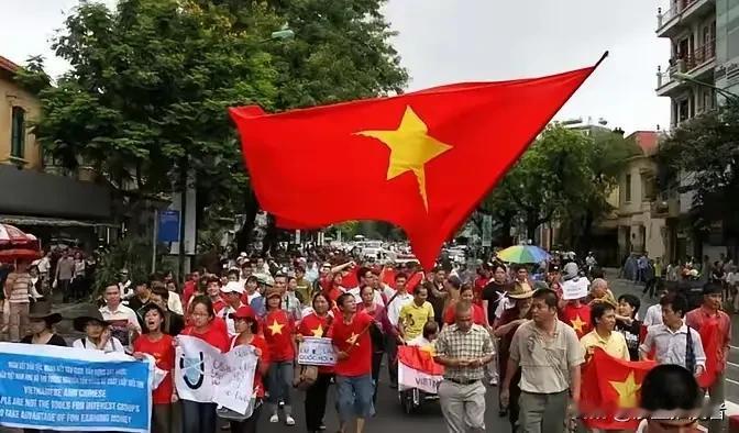 南越和北越现在的内部矛盾，极为尖锐，几乎不可调和。南越的想法就是，如果越南不统一