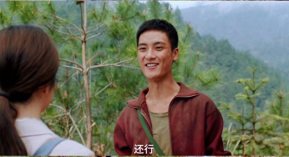 边程以前是有点小厮脸，现在怎么变成大长脸了