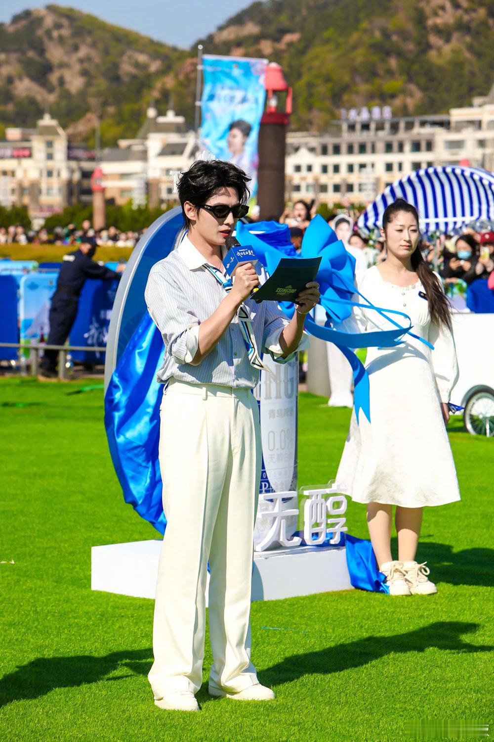 杨洋在大连踏春赏樱帅如建模春日治愈氛围感拉满！杨洋奔赴大连，踏春赏樱赴一场春日之