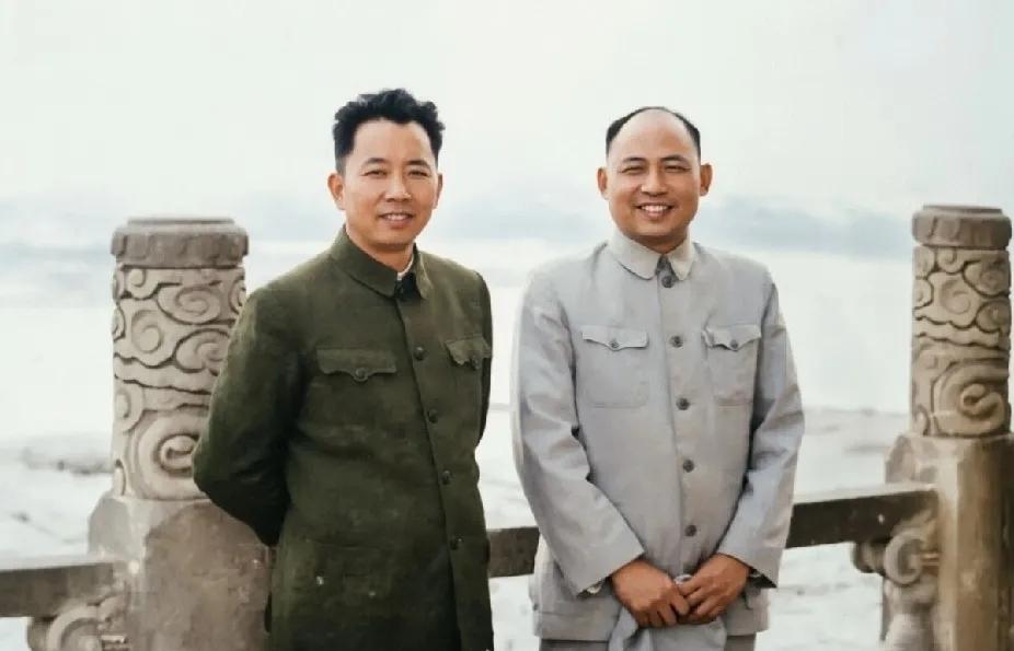 50年代、两位开国上将的合影。听说只有60以下才认识，能全部都叫出名字的说明这个
