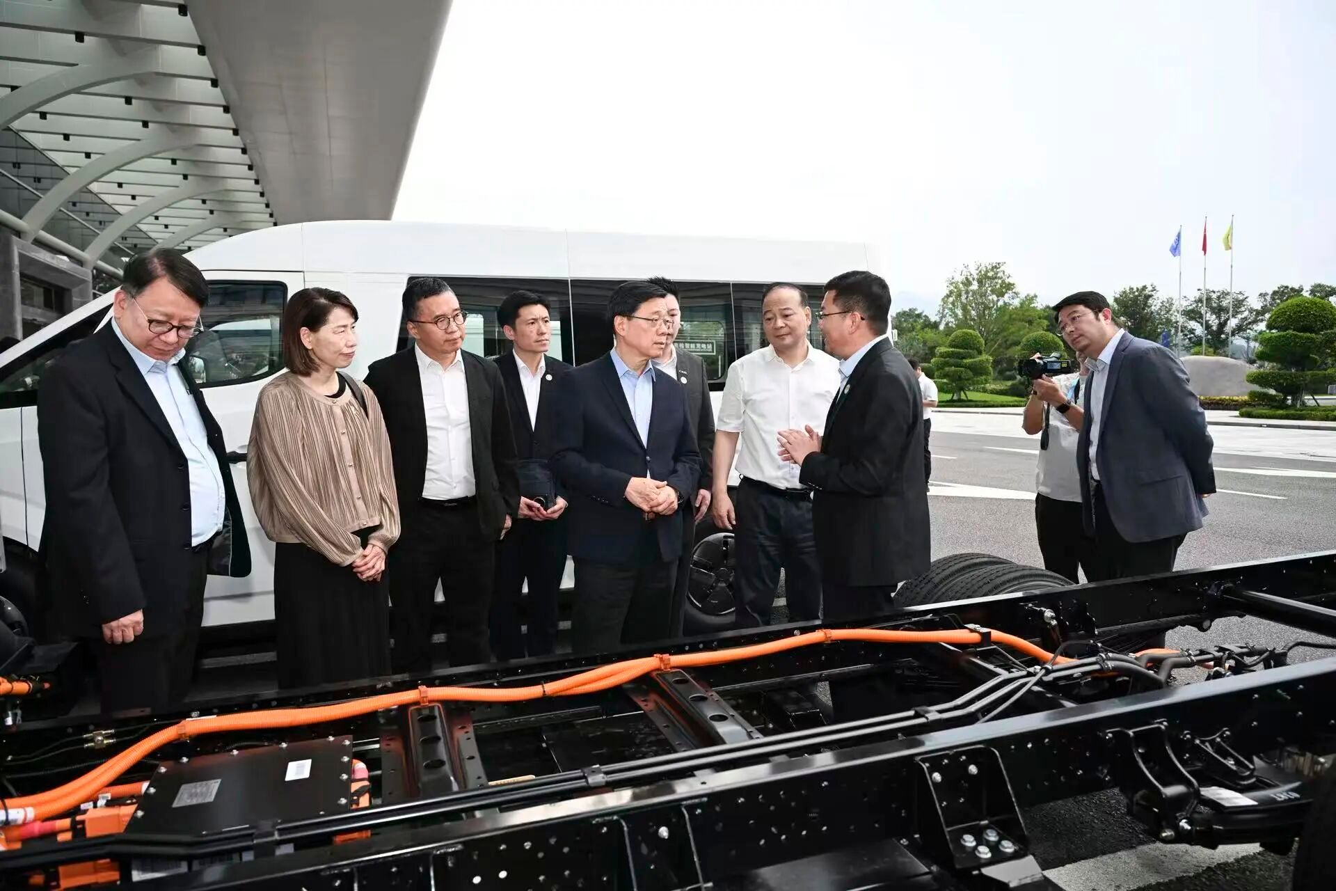 香港特区行政长官李家超到访宁德时代，体验了香港换电的士车型——红旗 E-QM5 