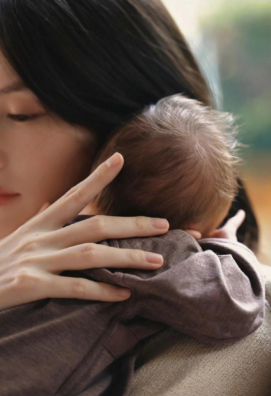 陈伟霆何穗官宣生子，这背后藏着多少娱乐圈秘辛？

家人们，2025年10月18日