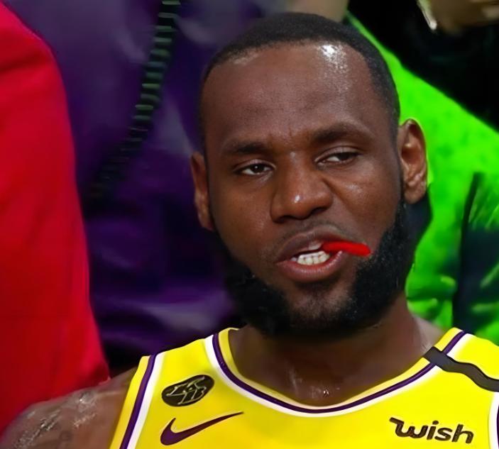 湖人大战勇士首发确定，勇士你别送了，老詹眼睛闭着都能赢
今天湖人客场打勇士。
库