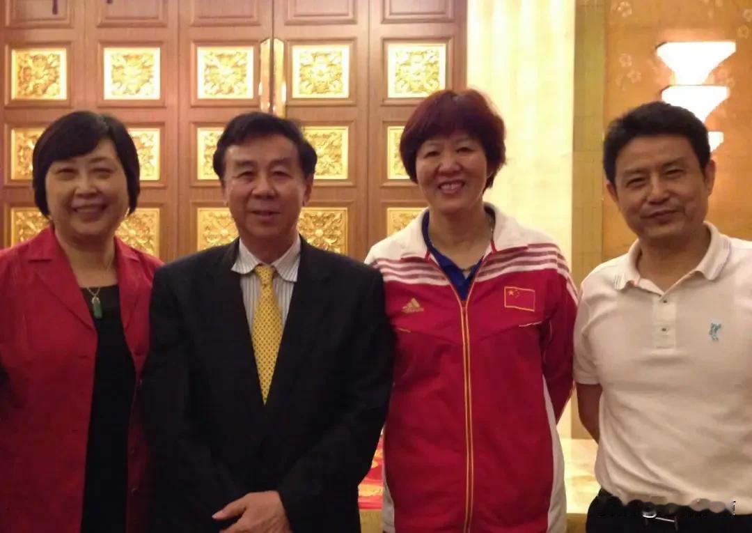 四位中国女排的风云人物，右边三位大家很熟悉，可以马上报出他们的大名。而左一这位女